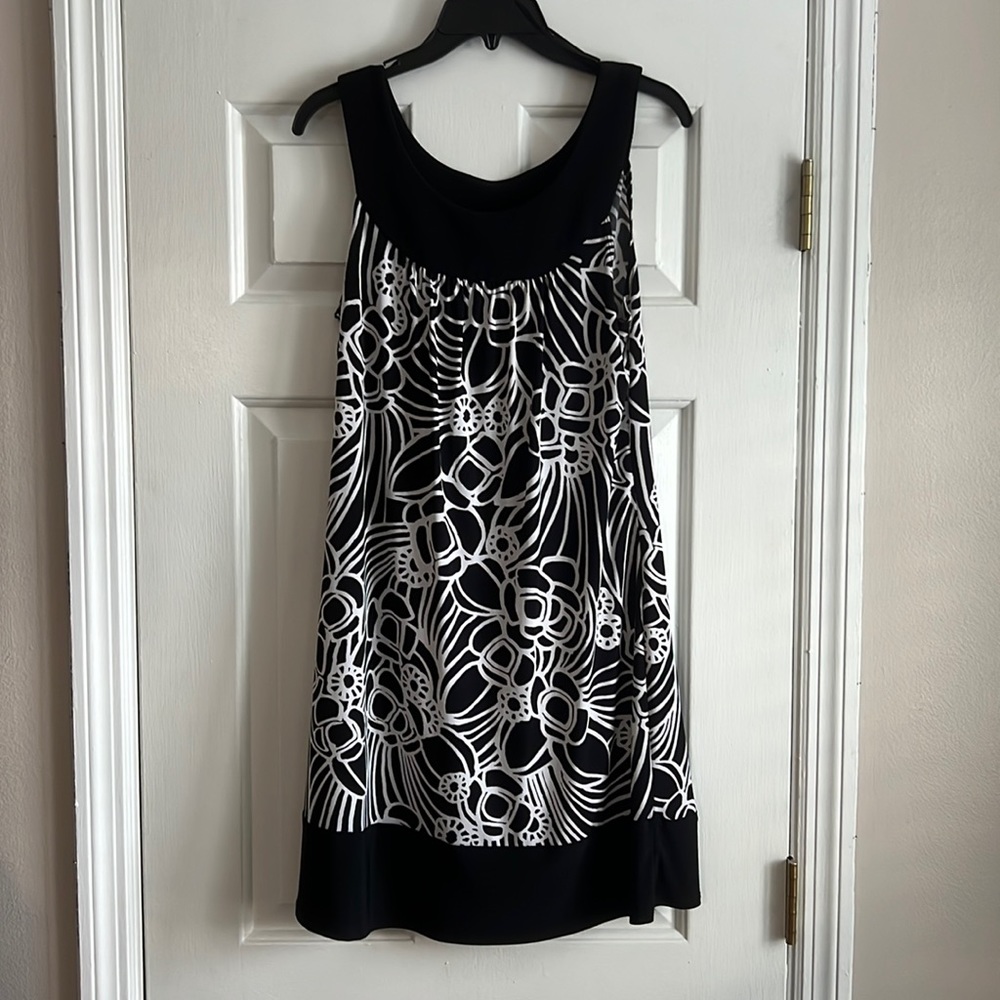 Wrapper Women’s L Black and White Knee Length Sleeveless Dress